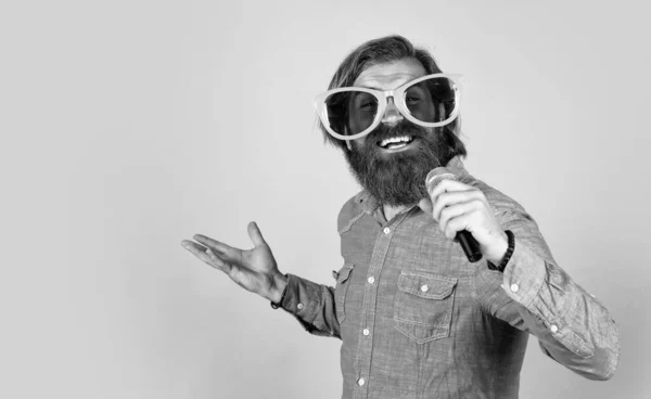 Homem Barbudo Engraçado Com Microfone Tipo Sem Barba Com Cabelo — Fotografia de Stock