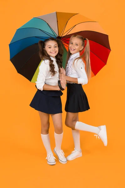Deštivý Den Šťastné Dětství Čas Školy Duhový Deštník Barevný Život — Stock fotografie