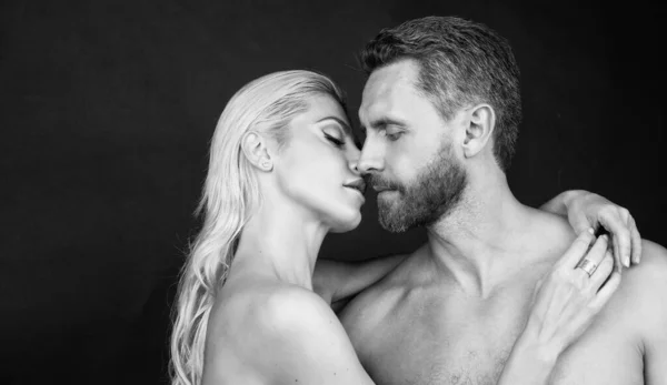 Líbání Smyslná Žena Objímá Nahého Muže Přítelkyně Přítel Hrají Erotické — Stock fotografie