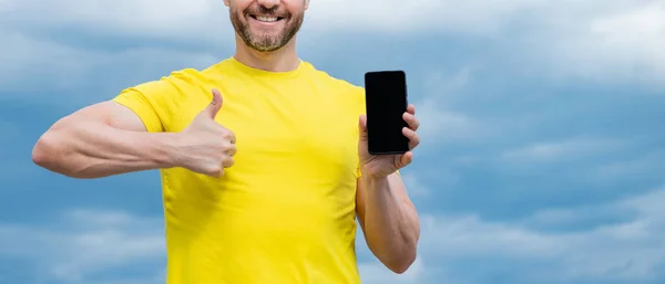 コピースペースのあるスマートフォンの画面を提示する男のクロップドビュー — ストック写真