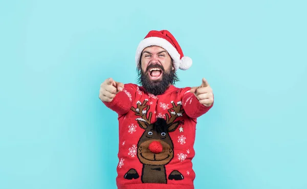 Homem Papai Noel Barbudo Chapéu Sorrindo Enquanto Prepara Para Celebrar — Fotografia de Stock