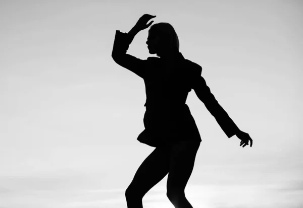 Silhouette Dansante Danseuse Danseuse Crépuscule Silhouette Sur Ciel Soir Interprète — Photo