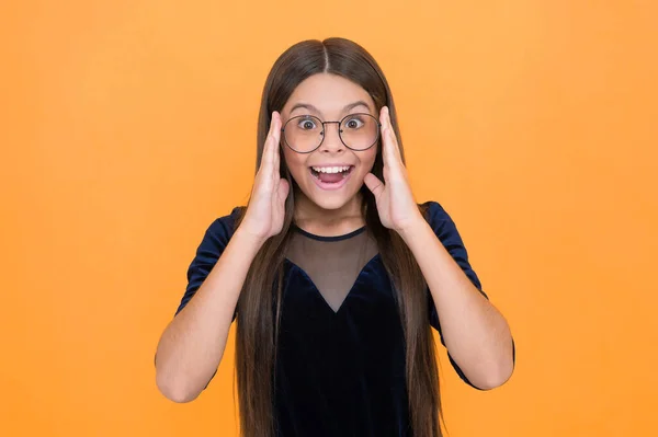 Criança Menina Inteligente Espantado Com Cabelos Longos Óculos Fundo Amarelo — Fotografia de Stock