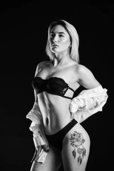 Melltartót Visel Testformák Érzéki Modell Fehérnemű Fekete Háttérrel Tetovált Gyönyörű — Stock Fotó