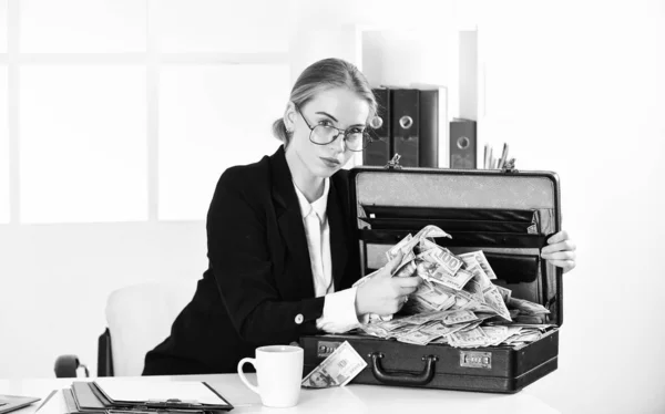 好交易 现代生活和商业 公司皮包 一个性感的女主管 在工作站处理案子 幸福与成功 拿着公事包的女商人装有钱的手提箱 — 图库照片