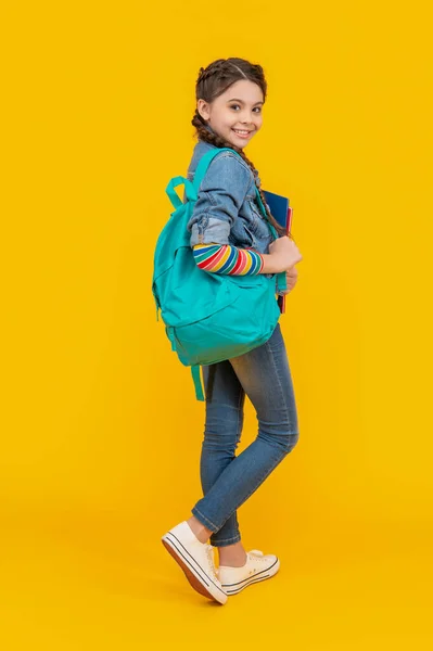 Szczęśliwy Nastolatek Niosący Plecak Edukację Żółte Tło Nastolatki Edukacja Szkolna — Zdjęcie stockowe