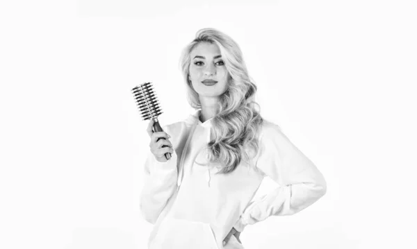 Красивая Женщина Расчесывает Волосы Изолированные Белом Длинные Волосы Уход Волосами — стоковое фото