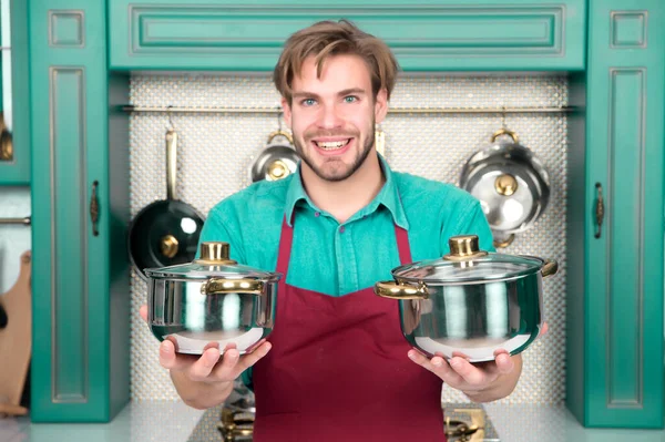 Кухонні Горщики Руках Щасливого Чоловіка Червоному Фартуху Кухонний Інструмент Посуд — стокове фото