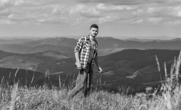 大自然的力量男子脱扣衫站在山顶景观背景 强壮的远足肌肉躯干 运动员肌肉的家伙放松高山 远足的概念 肌肉发达的游客步行山岗 — 图库照片