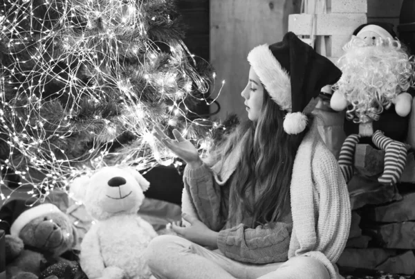 크리스마스 트리에서 산타의아이 크리스마스 트리에 불붙여 아늑하고 방이야 소녀는 새해를 — 스톡 사진