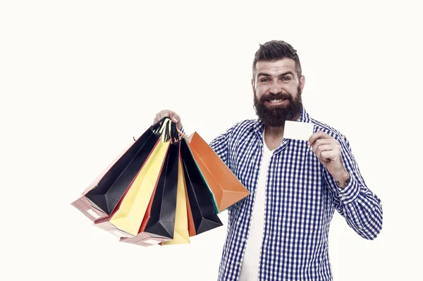 Hes Kreeg Een Loyaliteitskaart Bearded Man Glimlachend Met Kortingskaart Paperbags — Stockfoto