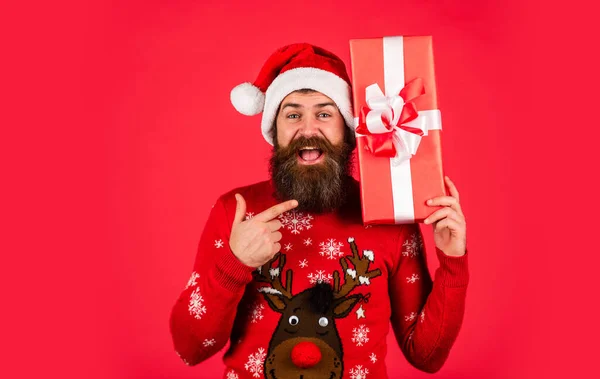 Hombre Brutal Mantenga Caja Presente Compras Línea Navidad Hombre Sorprendido —  Fotos de Stock