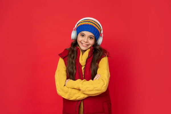 Χαρούμενο Παιδί Φοράει Γιλέκο Εκφράζω Θετικό Συναίσθημα Χειμερινή Μόδα Έφηβη — Φωτογραφία Αρχείου