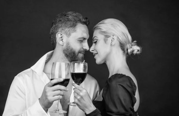 ワイングラスを持つ女性と男性の愛のセクシーなカップルは 空間的な機会を受け入れ バレンタインデー — ストック写真