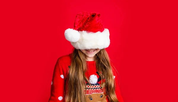 Καλά Χριστούγεννα Αστεία Έφηβη Καπέλο Σάντα Κλάους Κόκκινο Φόντο Χριστουγέννων — Φωτογραφία Αρχείου
