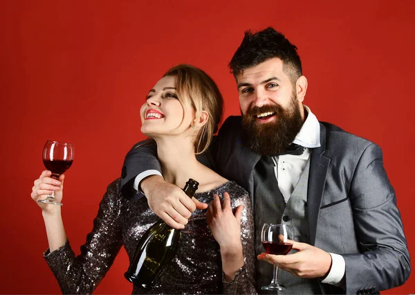 배경에 안경쓰는걸좋아 기업의 개념이지 반짝이는 드레스를 웃으며 와인을 마시며 축하하는 — 스톡 사진