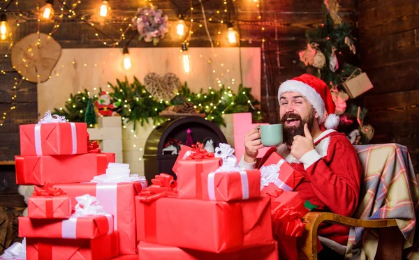 Saudações Pai Natal Homem Barbudo Sentar Poltrona Com Pilha Presentes — Fotografia de Stock