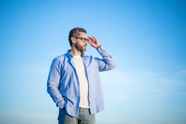 Pensive Casual Man Standing Peaceful Pensive Man Glasses Outdoor Pensive — Stock Photo, Image
