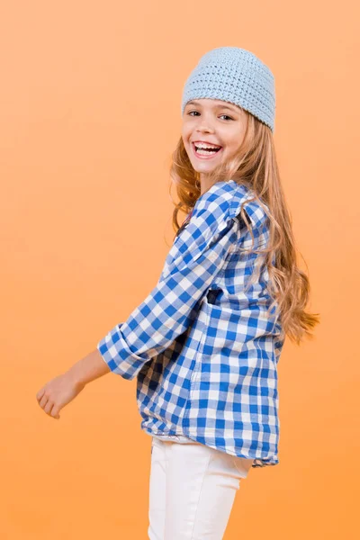 Lycklig Barndom Ungdom Liten Flicka Leende Hatt Skjorta Och Byxor — Stockfoto