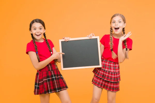 看看这个发布地点 信息办公室 学校项目演示 复制空间 儿童介绍布告栏 大销售 快乐的小女孩与黑板 — 图库照片