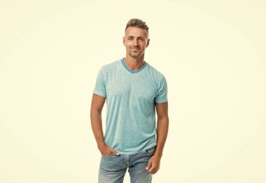 Beyaz arka planda beyaz saçlı, yakışıklı, olgun bir adam..