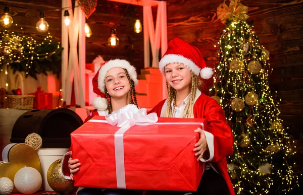 Niños Divirtiéndose Nochebuena Una Enorme Sorpresa Gigante Mascarada Invierno Felicidad —  Fotos de Stock