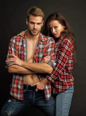 Siyah arka planda tutkulu bir kızla erkeğin ilişkisi, ilişkisi.