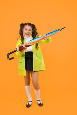 Suya dayanıklı giysiler. Yağmur geçirmez kıyafetler. Yağmur bitti. Yağmur yağıyor. Yağmurlu günleri bekliyorum. Şemsiye ile Schoolgirl şık küçük çocuk su geçirmez yağmurluk giymek. Sonbahar yağmuru. Okula gitmek.