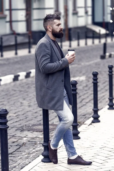 Biri Sokakta Bekleniyor Adam Hipster Içki Kahve Kağıt Bardak Sakallı — Stok fotoğraf