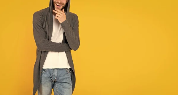 Beschnittener Mann Mit Kapuze Auf Gelbem Hintergrund Mit Kopierraum Mode — Stockfoto