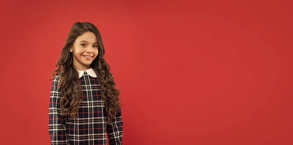 Chica Adolescente Feliz Con Pelo Rizado Largo Sobre Fondo Rojo — Foto de Stock