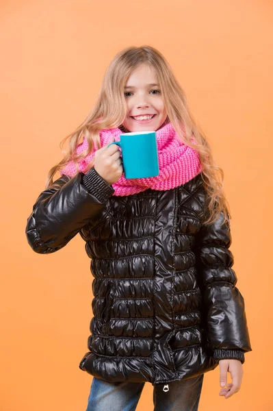Τσάι Καφές Κορίτσι Μπλε Κύπελλο Χαμόγελο Πορτοκαλί Φόντο Ζεστό Ρόφημα — Φωτογραφία Αρχείου