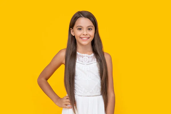 Menina Adolescente Feliz Vestido Branco Tem Cabelos Longos Fundo Amarelo — Fotografia de Stock