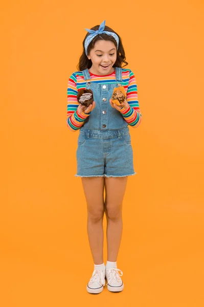 Küçük Tatlı Kız Kek Tatlı Kek Tatlı Mutluluk Konsepti — Stok fotoğraf
