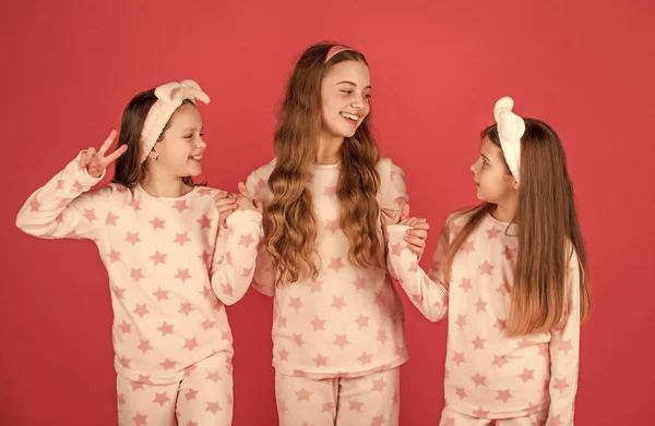 Домашняя Одежда Пижама Девочек Счастливые Дети Розовой Одежде Держаться Руки — стоковое фото