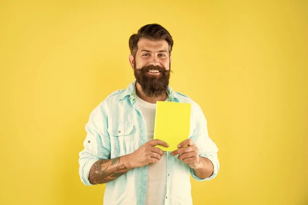 Glücklicher Bärtiger Mann Mit Buch Auf Gelbem Hintergrund Bildung — Stockfoto