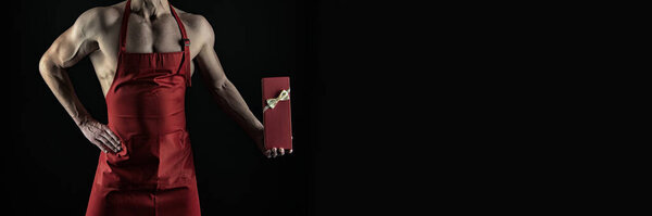 С Днем Святого Валентина. обрезанный вид человека держать валентинки подарок, скопировать пространство. Валентинов день продаж. День святого Валентина подарок в руке мускулистого человека изолированы на черный.