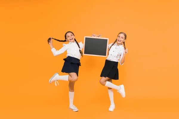 Zurück Zur Schule Glückliche Kinder Mit Schultafel Auf Gelbem Hintergrund — Stockfoto