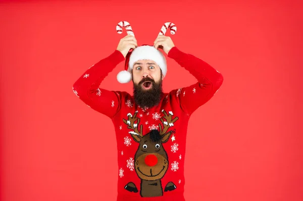 Überraschte Ältere Kerl Mit Weihnachtsmütze Und Pullover Auf Rotem Hintergrund — Stockfoto