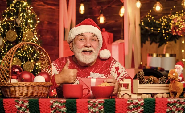 Новый Год Радостный Дедушка Подарком Мечтательный Дедушка Шляпе Санты Уютный — стоковое фото