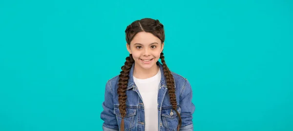 Cuide Seu Cabelo Menina Feliz Usar Penteado Entrançado Salão Cabeleireiro — Fotografia de Stock