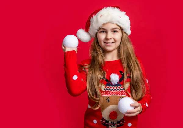 Noel Baba Şapkalı Genç Kız Kırmızı Yeni Yıl Arka Planında — Stok fotoğraf