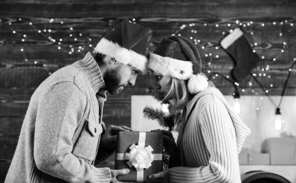 로맨틱 이야기야 크리스마스도 축하하고 사랑하는 모자쓴 선물받을 시간이야 여자와 남자는 — 스톡 사진