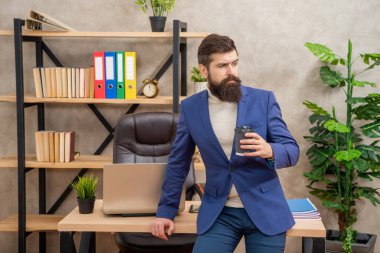 Molaya ihtiyacım var. Ciddi yönetmen servis bardağını tutar. Kahve molası. Ofiste çalışmaktan dinlen. Enerjisini tazeliyor..