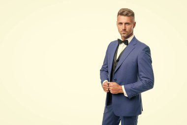 Papyonlu, mavi takım elbiseli olgun bir adam. Beyaz iş adamı. Resmi giyinen büyük patron. Boşluğu kopyala.