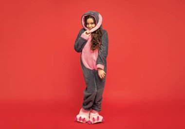 rahat bir uyku giysisi içinde utangaç bir çocuk. Tatlı rüyalar. Rahat bir pijama ya da bornoz. Genç kız kendini rahat hissediyor. çocukluk mutluluğu. Günaydın. Çocuk yumuşak bir gece elbisesi giyiyor. tam uzunluk.