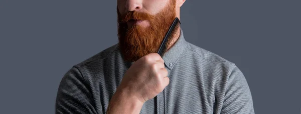 Vista Cortada Homem Tem Barba Estúdio Homem Penteando Barba Com — Fotografia de Stock