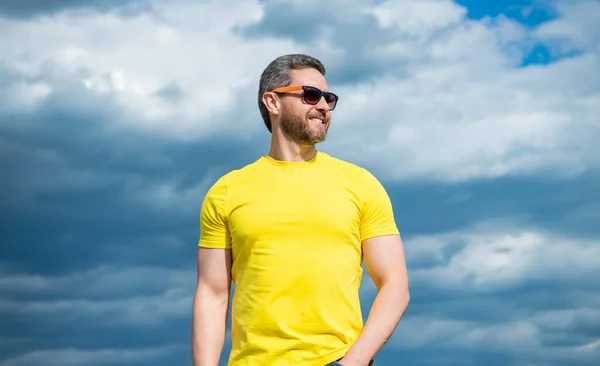Парень Желтой Рубашке Солнечных Очках Открытом Воздухе Фоне Неба — стоковое фото