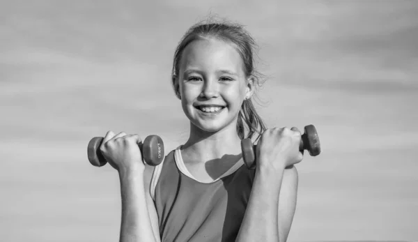 Edzés Kint Tini Lány Használ Súlyzó Sportos Gyerek Sportruházatban Emelő — Stock Fotó