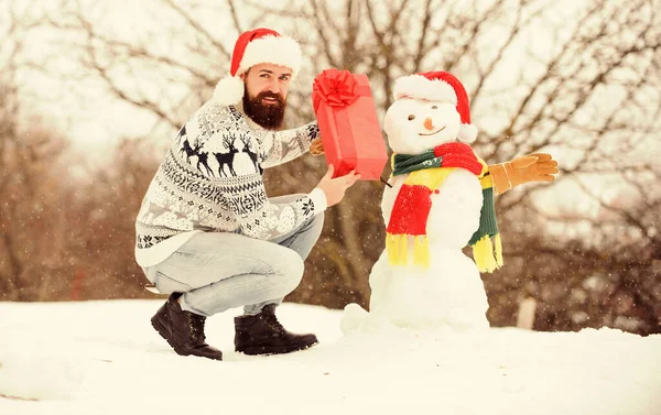 安静にして 冬の季節 メリークリスマス 冬休みだ 寒い日の暖かいセーター サンタは屋外でプレゼントする Xmasの準備ができて幸せなヒップスター 髭の男が雪だるまを作る 新年明けましておめでとう — ストック写真